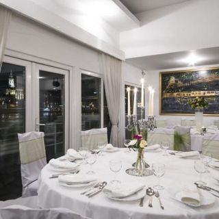 Doček Nove godine - elegantno dekorisan sto
