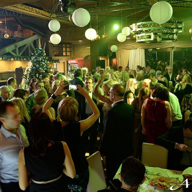 Splav restoran - ljudi slave Novu godinu