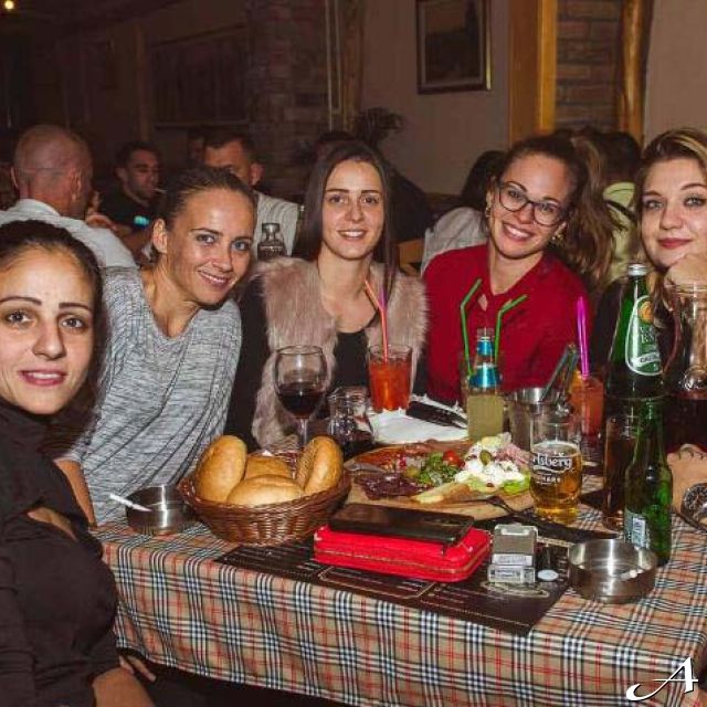 Doček Nove godine - grupa ljudi za stolom