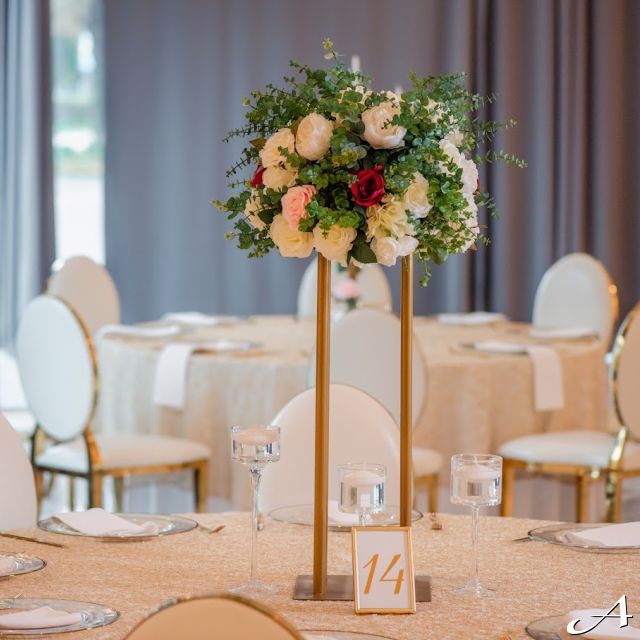 Faena Event Hall - sto sa cvećem