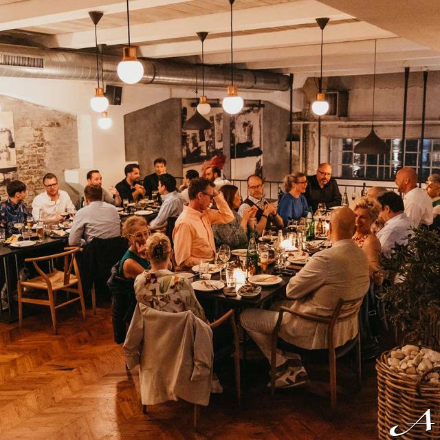 Restoran Ambar - gosti za stolom