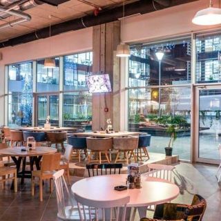 Restoran Take Square - prazne stolice i stolovi