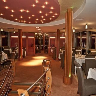 Splav restoran Sirena - prazne trpezarije