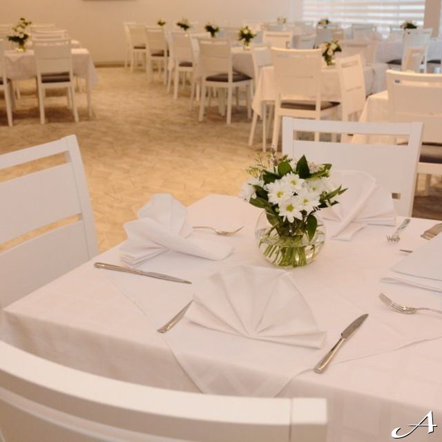 Hotel Fontana - prazni stolovi sa dekoracijom