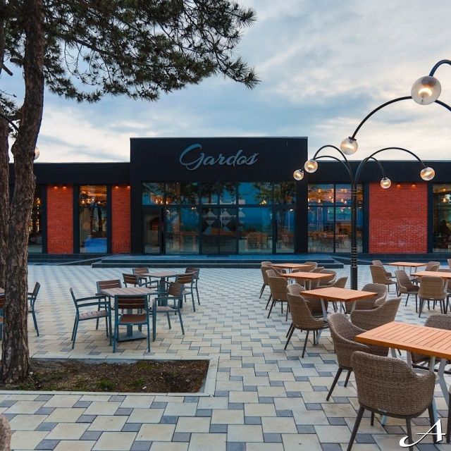Restoran Gardoš - spoljašnji deo sa stolovima
