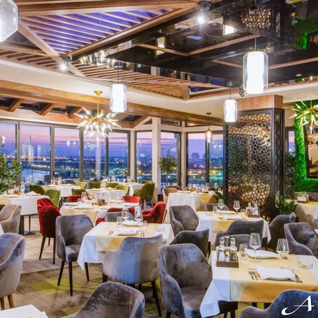 Restoran Mokum - prazni stolovi