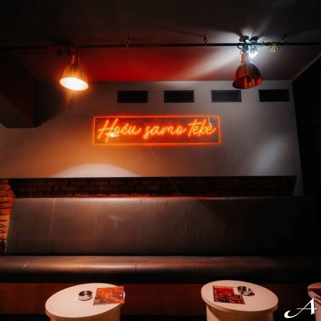 Kafana Druga Kuća - enterijer sa sofom
