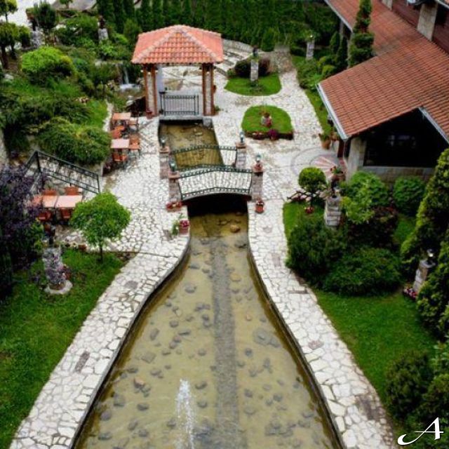 Hotel Balašević - dvorište sa potokom