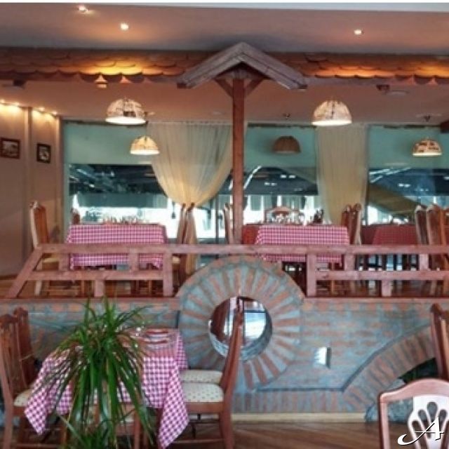 Restoran Zlatnik Etno - prazne stolove