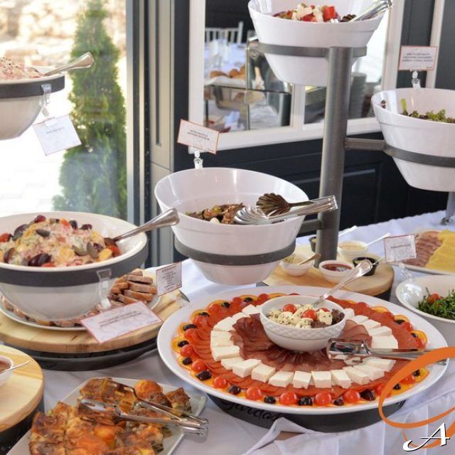 Restoran Gardoš - bogat sto hrane