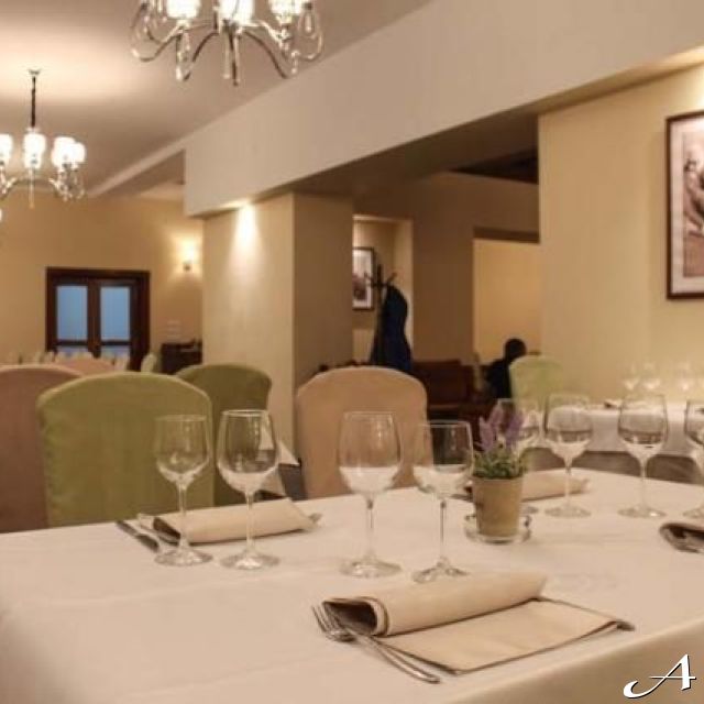 Restoran Golf - prazni stolovi i čaše