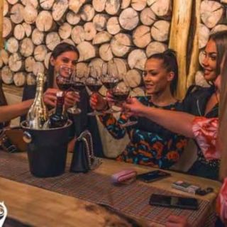 Kafana Barberi - žene nazdravljaju vinom