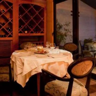 Splav restoran Amphora - sto sa stolnjacima