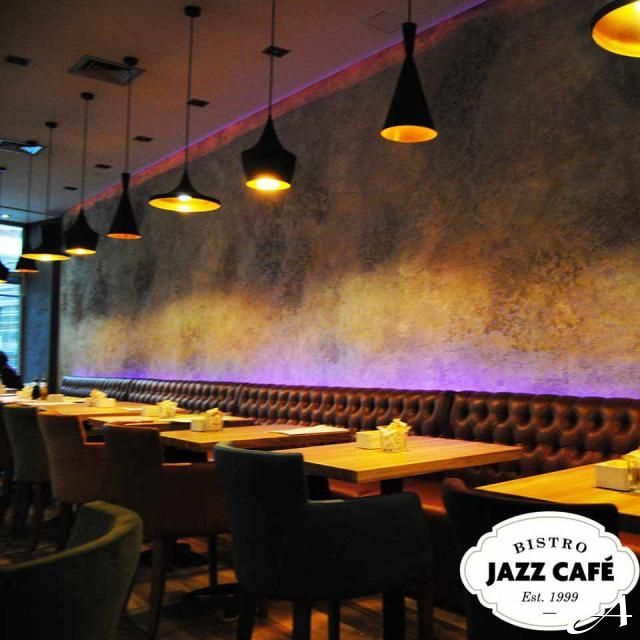 Bistro Jazz Caffe - enterijer sa stolovima