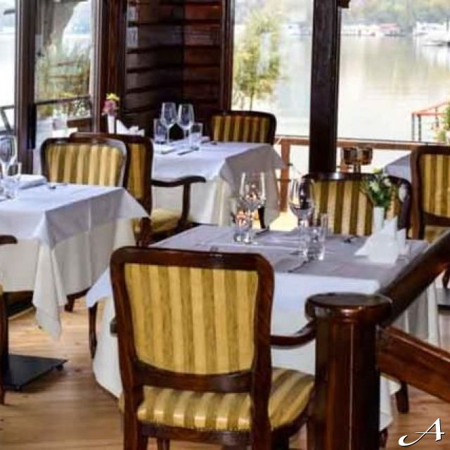 Restoran Bahus Inn - prazni stolovi