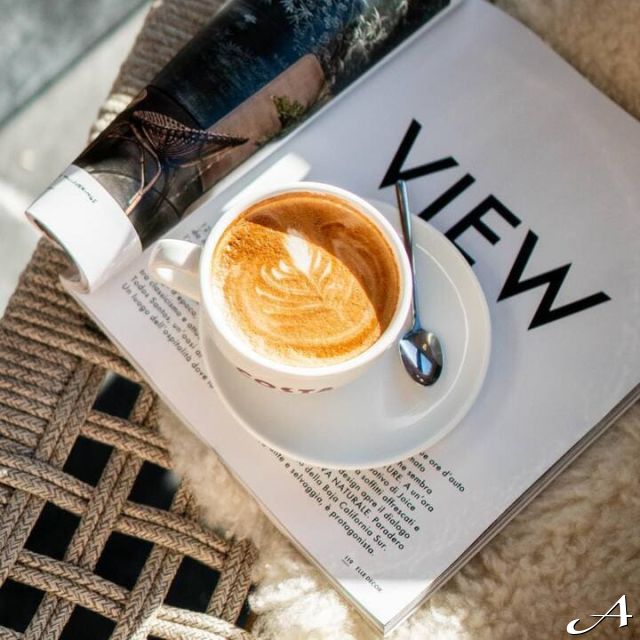 Doček Nove godine - kafa i časopis