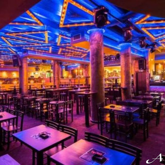 Klub kafana Tarapana - prazne stolice i stolovi