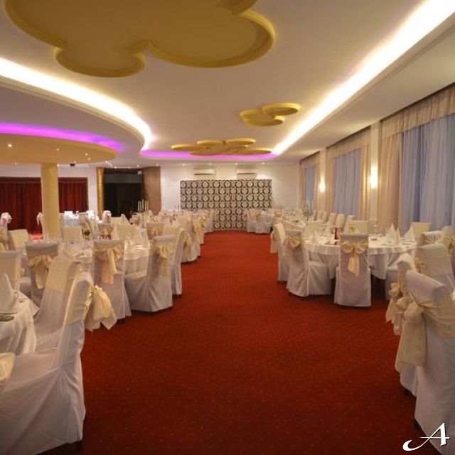 Restoran Taš - elegantno dekorisane stolice