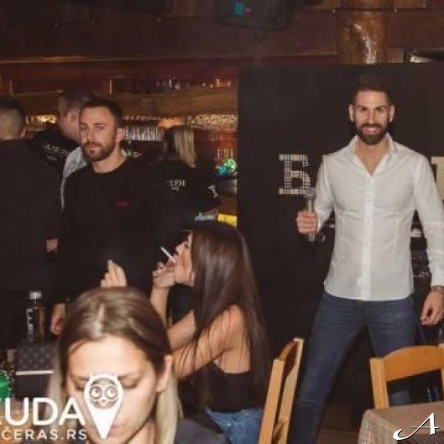 Doček Nove godine - pevač i publika