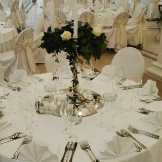Doček Nove godine - elegantno dekorisani stolovi