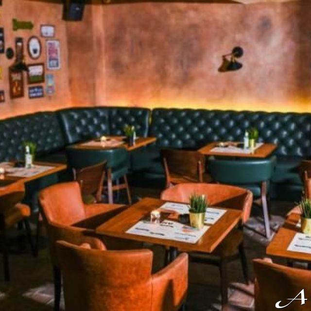 Dep Lounge Bar - prazan enterijer sa stolovima