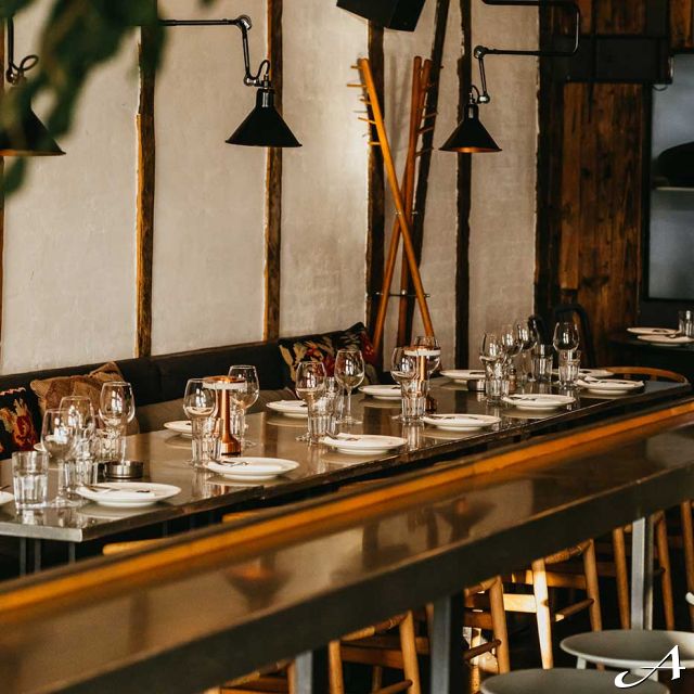 Ambar restoran - prazni stolovi i čaše