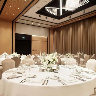 Hilton doček Nove godine - prazni stolovi