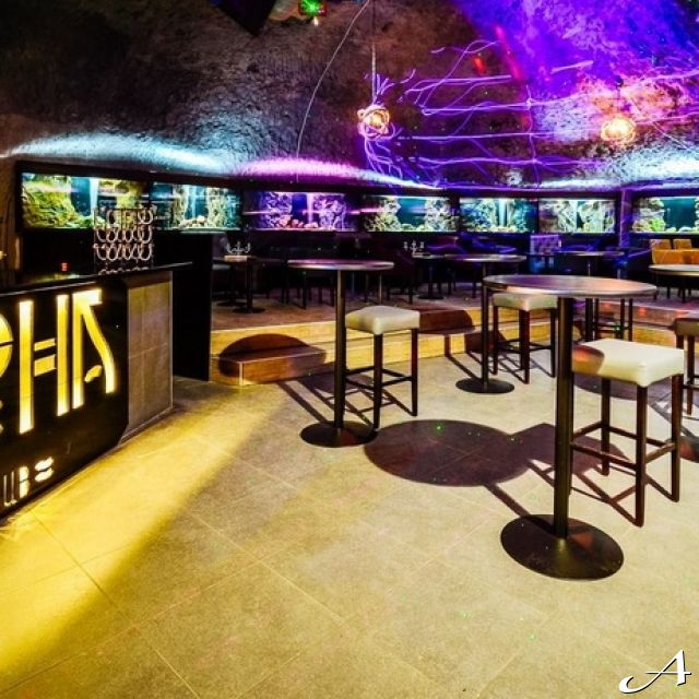 Klub Aloha - enterijer sa šankom