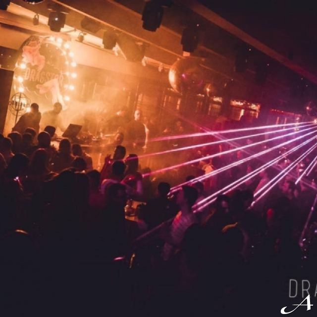 Dragstor Play - klub sa laserima