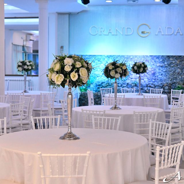 Restoran Grand Ada - prazni stolovi sa cvećem