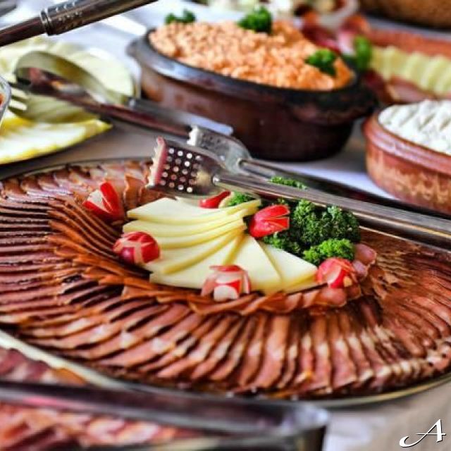 Novogodišnji doček - posluženje hrane