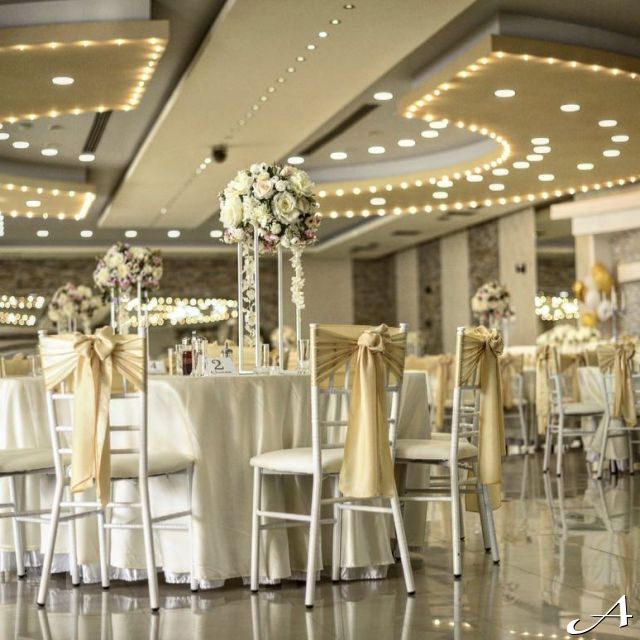 Doček Nove godine - elegantno dekorisane stolice