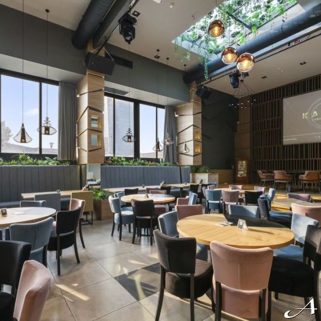Restoran Karma - prazne stolice i stolovi