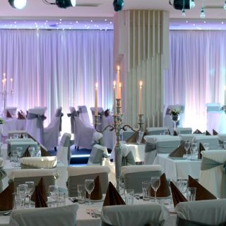 Doček Nove godine - elegantno dekorisan restoran