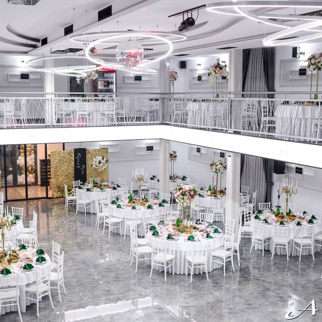 Restoran Dream Day - praznični dekor i stolovi