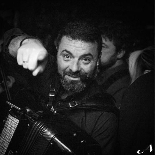 Kafana Stari grad - muzicar svira