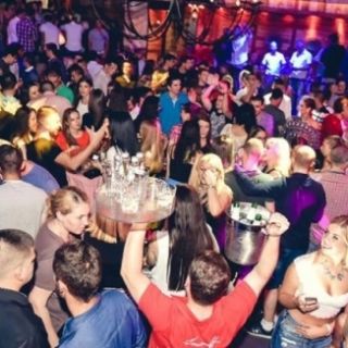 Doček Nove godine - gužva u klubu