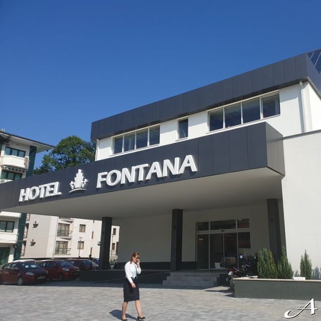 Hotel Fontana - ulaz i natpis