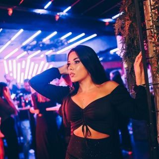 Kafana Druga Kuća - žena u klubu