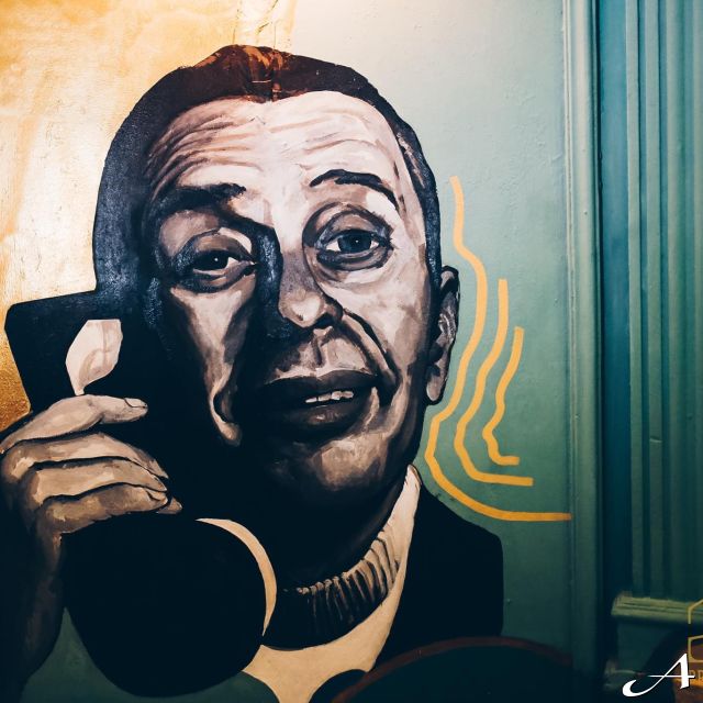 Kafana Druga Kuća - mural muškarca sa telefonom