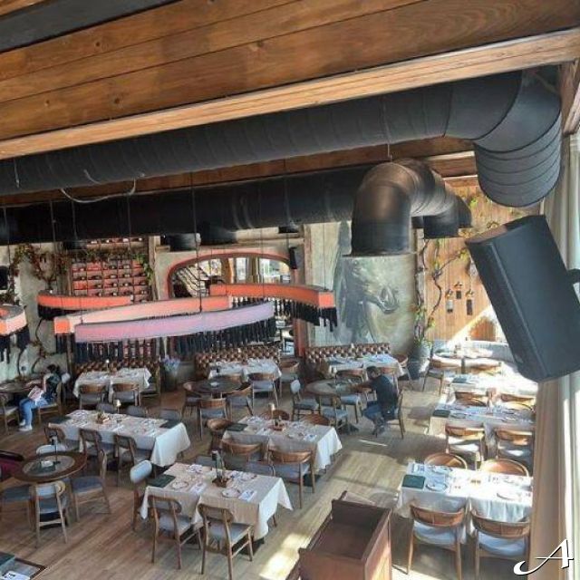 Restoran Tradicija - unutrašnjost sa stolovima