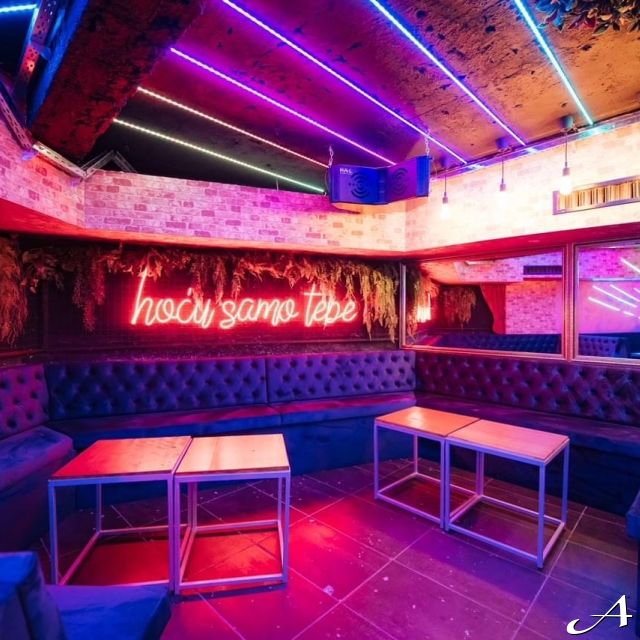 Kafana Druga Kuća - osvetljeni enterijer