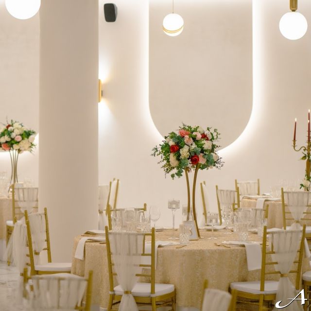 Faena Event Hall - dekorisane stolove i cveće