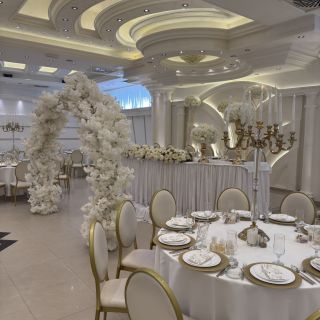 Doček Nove godine - elegantno dekorisan restoran