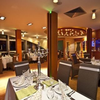 Splav restoran Sirena - prazni stolovi