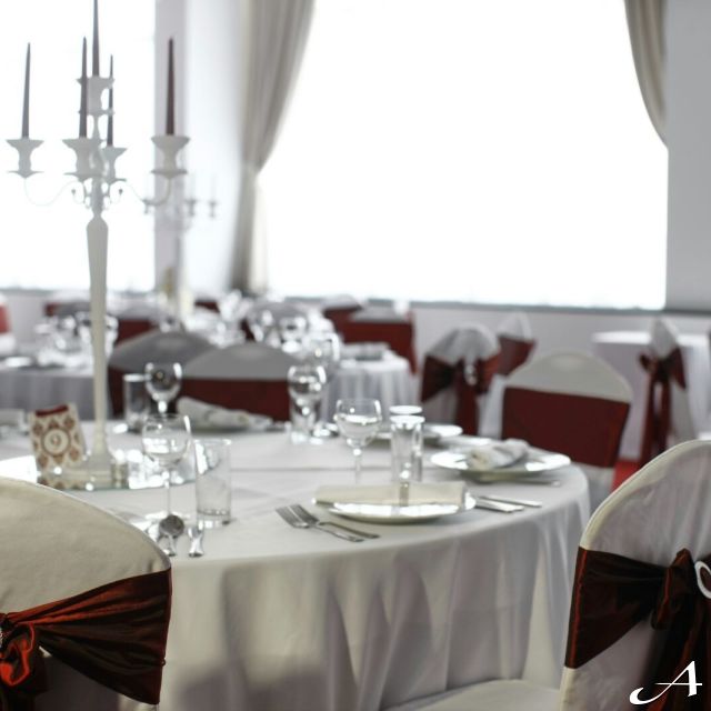 Hotel Jugoslavija - dekorisane stolice i stolovi