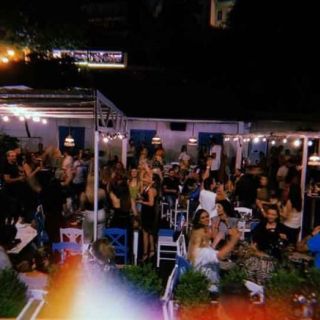 Restoran Mala plava vrata - ljudi slave noću