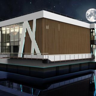 Event centar - noćna zgrada i mesec