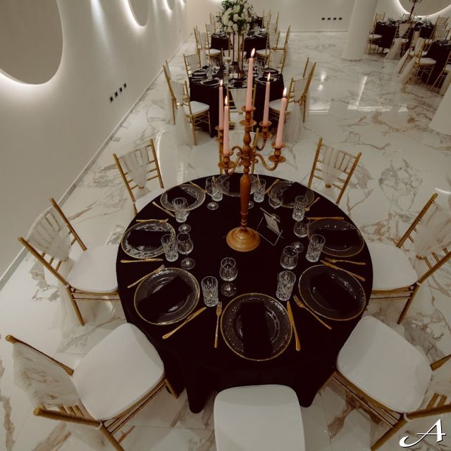 Faena Event Hall - sto sa crnim stolnjakom