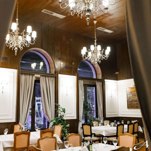 Novogodišnji doček - elegantan enterijer restorana
